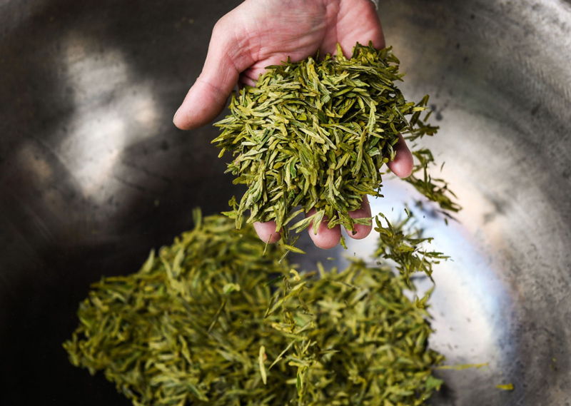 绿茶西湖龙井茶是中国十大名茶之一，因产于云雾缭绕