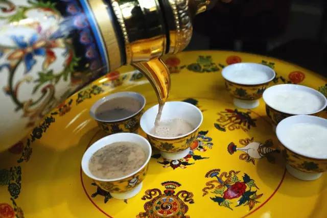 【西藏】西藏的藏民，在藏区逐渐演化成为一种新的茶文化