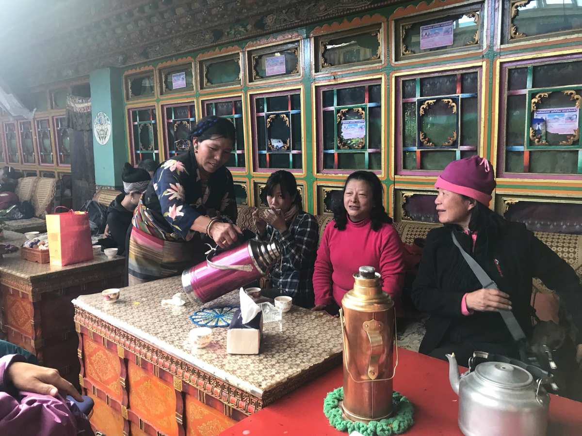藏族人常用茶待客，酥油茶酥油酥油等佐料